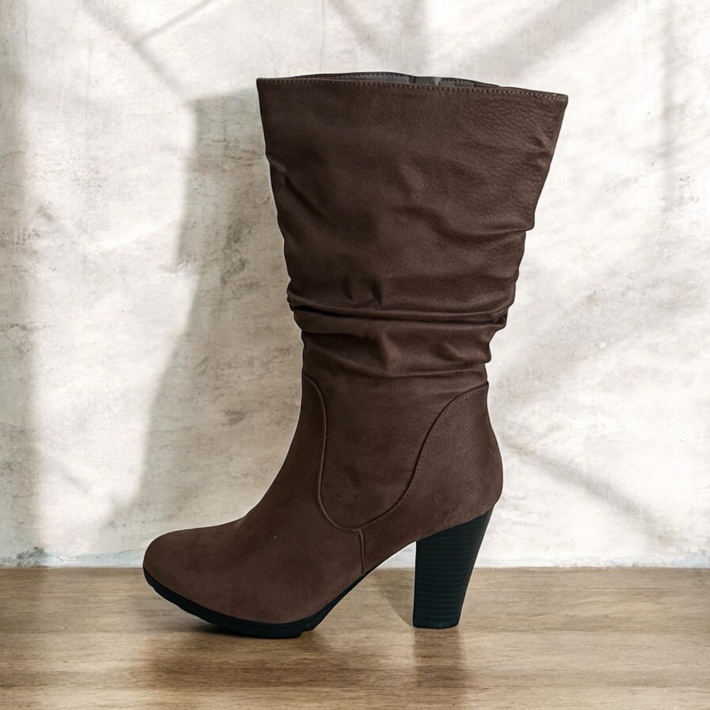 NWOT Women’s Faux Suede Boots! Size 10! NEW!